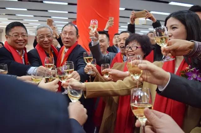 歷史性的一刻——邦盟華威E板掛牌成功！